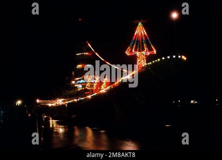 Des lumières de Noël colorées ornent le cuirassé USS MISSOURI (BB-63) alors que le navire est attaché à l'embarcadère 6. Base: Long Beach Naval Shipyard État: Californie(CA) pays: Etats-Unis d'Amérique (USA) Banque D'Images