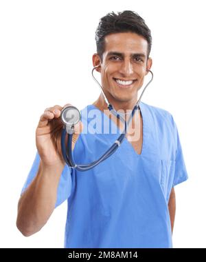 Quand vous avez besoin d'une oreille amicale... Un beau jeune médecin tenant un stéthoscope et souriant sur un fond blanc. Banque D'Images