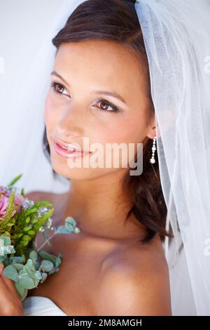 Le meilleur jour de sa vie. Une jeune mariée magnifique tenant son bouquet. Banque D'Images