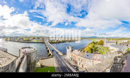 Vue panoramique sur la rivière Shannon et le pont Thomond depuis le mur de la ville de Limerick Banque D'Images