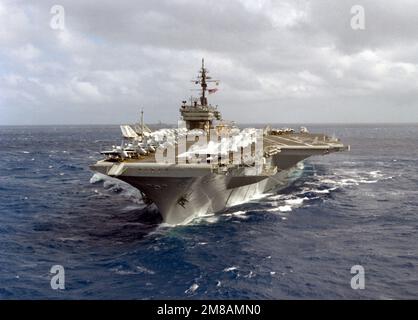 Vue de l'avant-port de LA CONSTELLATION USS (CV-64) du porte-avions en cours avec divers avions de l'aile aérienne du porte-avions garés sur le pont de vol. Pays : Océan Pacifique (POC) Banque D'Images