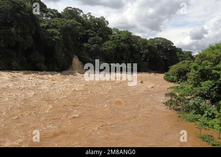 On voit de l'eau brune dans la rivière Piracicaba, après de fortes pluies dans l'État de Sao Paulo, au Brésil. Banque D'Images