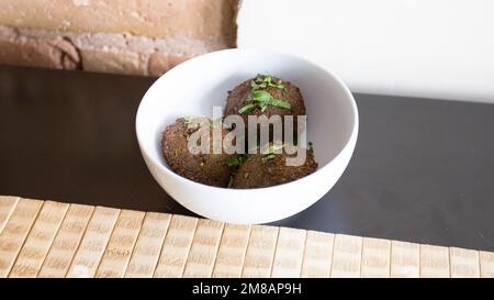 Plat combiné de falafel avec légumes. Faláfel ou falafel​ est une croquette de pois chiches ou de fèves. Il est généralement consommé au Moyen-Orient. Banque D'Images