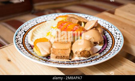 Plat combiné de falafel avec légumes. Faláfel ou falafel​ est une croquette de pois chiches ou de fèves. Il est généralement consommé au Moyen-Orient. Banque D'Images