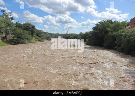 On voit de l'eau brune dans la rivière Piracicaba, après de fortes pluies dans l'État de Sao Paulo, au Brésil. Banque D'Images