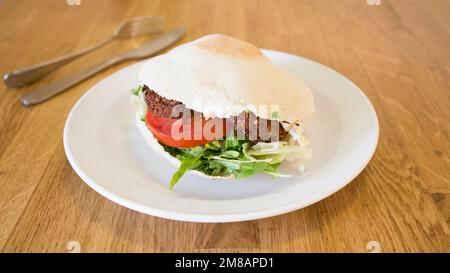 Plat combiné de falafel avec légumes. Faláfel ou falafel​ est une croquette de pois chiches ou de fèves. Il est généralement consommé au Moyen-Orient. Banque D'Images