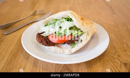 Plat combiné de falafel avec légumes. Faláfel ou falafel​ est une croquette de pois chiches ou de fèves. Il est généralement consommé au Moyen-Orient. Banque D'Images