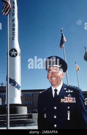 LE GÉN Jack Chain, commandant en CHEF du Commandement aérien stratégique (CCS), se trouve devant le quartier général du CCS. Un missile Minuteman II est affiché en arrière-plan. Base: Offutt Air Force base État: Nebraska (ne) pays: Etats-Unis d'Amérique (USA) Banque D'Images