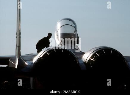 Un pilote descend du poste de pilotage d'un avion F-15D Eagle du Fighter Squadron tactique de la US Air Force 9th pendant l'exercice conjoint US-West German CORONET FANG '89. Objet opération/série : BASE DE CORONET FANG '89 : base aérienne de Wittmundhaven pays : République fédérale d'Allemagne (FRG) Banque D'Images