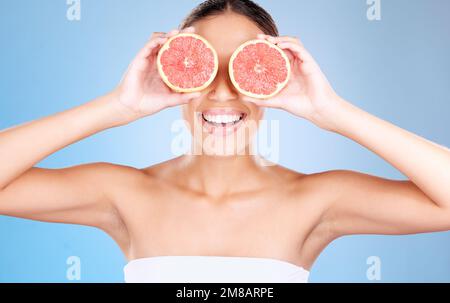 Pamplemousse, soin de la peau et bien-être d'une femme avec des fruits, des cosmétiques sourires ou des soins de santé visage phosphorescents. Modèle, heureux ou fille avec des fruits pour la santé Banque D'Images