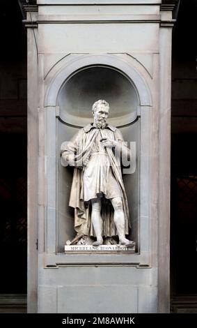 Statue de Galileo Galilei, scientifique florentin, astronome et ingénieur, dans une niche de la Loggiato des Offices, Florence, Toscane, Italie Banque D'Images