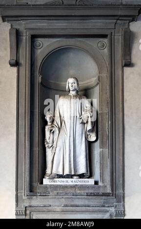 Statue de Lorenzo de Médicis, homme d'État florentin et guerrier au 15th siècle, dans une niche de la Loggiato des Offices, Florence, Italie Banque D'Images