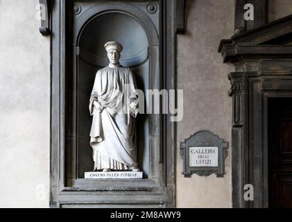 Statue de Cosimo de Medici Pater patriae, homme d'État et homme politique florentin au 15th siècle, dans une niche de la Loggiato des Offices, Florence Banque D'Images