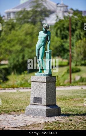 Narcisse penchée sur un pilier, statue en bronze dans les jardins botaniques de Copenhague ; Danemark Banque D'Images