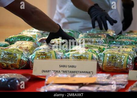 Makassar, Indonésie. 12th janvier 2023. L'unité des stupéfiants de la police de la ville de Makassar a réussi à obtenir 43,6 kilogrammes de méthamphétamine en cristal et 11 000 pilules d'ecstasy prêtes à être distribuées à partir d'un réseau international de Malaisie. La divulgation de stupéfiants avec les quatre suspects a été communiquée par l'inspecteur général en chef de la police régionale de Sulawesi Sud, Nana Sudjana, lors d'une conférence de presse au quartier général de la police de Makassar, en Indonésie. (Photo de Herwin Bahar/Pacific Press) crédit: Pacific Press Media production Corp./Alay Live News Banque D'Images