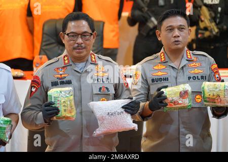 Makassar, Indonésie. 12th janvier 2023. L'unité des stupéfiants de la police de la ville de Makassar a réussi à obtenir 43,6 kilogrammes de méthamphétamine en cristal et 11 000 pilules d'ecstasy prêtes à être distribuées à partir d'un réseau international de Malaisie. La divulgation de stupéfiants avec les quatre suspects a été communiquée par l'inspecteur général en chef de la police régionale de Sulawesi Sud, Nana Sudjana, lors d'une conférence de presse au quartier général de la police de Makassar, en Indonésie. (Photo de Herwin Bahar/Pacific Press) crédit: Pacific Press Media production Corp./Alay Live News Banque D'Images