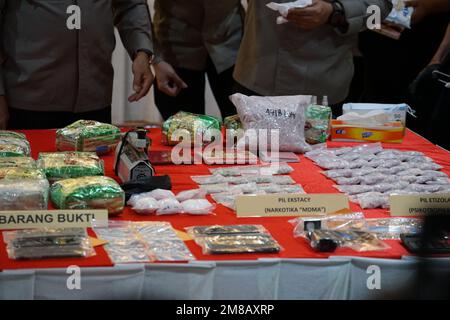 Makassar, Indonésie. 12th janvier 2023. L'unité des stupéfiants de la police de la ville de Makassar a réussi à obtenir 43,6 kilogrammes de méthamphétamine en cristal et 11 000 pilules d'ecstasy prêtes à être distribuées à partir d'un réseau international de Malaisie. La divulgation de stupéfiants avec les quatre suspects a été communiquée par l'inspecteur général en chef de la police régionale de Sulawesi Sud, Nana Sudjana, lors d'une conférence de presse au quartier général de la police de Makassar, en Indonésie. (Photo de Herwin Bahar/Pacific Press) crédit: Pacific Press Media production Corp./Alay Live News Banque D'Images