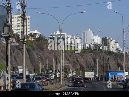 Trafic sur El Circuito de Playas de la Costa Verde entre Miraflores et l'océan Pacifique. Miraflores, Lima, Pérou. Banque D'Images