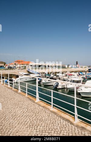 Bateaux amarrés à Porto de Recreio (marina), Vila Real de Santo Antonio, Algarve, Portugal Banque D'Images