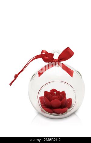 Bougie colorée isolée de formes diverses. Bougie parfumée. Bougie avec verre. Oeufs, mer, coeur, fleur, poisson, starfish, seashell, corail, ange, pomme. Banque D'Images