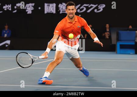 Melbourne, Australie. 13th janvier 2023. Novak Djokovic, de Serbie, en action lors d'un match de pratique d'exposition contre Nick Kyrgios, d'Australie, avec des recettes qui vont à la charité sur Rod laver Arena avant l'Open d'Australie de 2023 à Melbourne, en Australie. Sydney Low/Cal Sport Media/Alamy Live News Banque D'Images