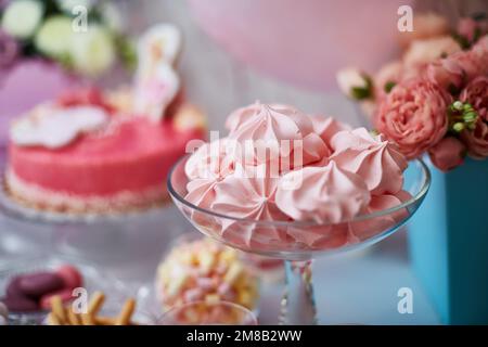 guimauves roses sur une barre de bonbons décorée sur une table douce Banque D'Images