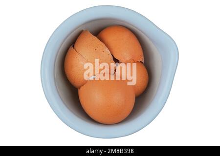 Coquillage. Coquille d'oeufs dans une assiette isolée sur fond blanc. Déchets organiques pour le compost. Banque D'Images