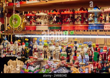 Divers jouets traditionnels en bois polonais pour les enfants sur le marché de Noël sur le Rynek Glowny à Cracovie. Banque D'Images