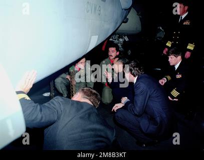 VADM Henry H. Mauz Jr., commandant, Groupe Carrier 7, CAPT Brant M. Bennitt, Le commandant du porte-avions à propulsion nucléaire USS NIMITZ (CVN-68) et d'autres membres du personnel de la Marine américaine expliquent les détails structuraux d'un aéronef Viking S-3A S-33 (VS-33) à un membre des médias et à un officier de milice de la République populaire de Chine en visite à bord du porte-avions. Des militaires chinois sont à bord du NIMITZ lors d'une manifestation des États-Unis Marin bleu marine. Pays : Océan Pacifique (POC) Banque D'Images