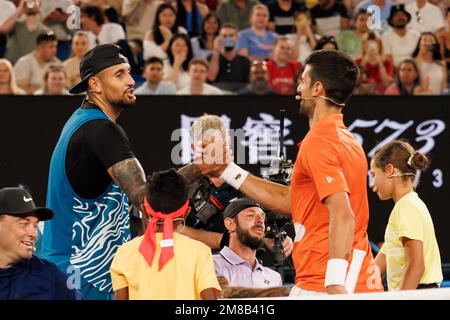 Melbourne, Australie. 13th janvier 2023. Novak Djokovic, de Serbie, et Nick Kyrgios, d'Australie, se bousculent après un match de pratique d'exposition, avec les recettes de la charité sur Rod laver Arena avant l'Open d'Australie de 2023 à Melbourne, en Australie. Sydney Low/Cal Sport Media/Alamy Live News Banque D'Images