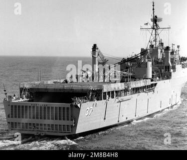 Vue à tribord du navire d'atterrissage USS PORTLAND (LSD-37) en cours au large des Virginia Capes. Pays: Océan Atlantique (AOC) Banque D'Images