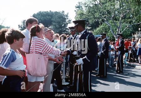 Membres des États-Unis Les gardes d'honneur de la Force aérienne circulent avec leur public à Disneyland à la suite d'un hommage commémoratif à l'équipage de la navette spatiale Challenger. Les sept membres de l'équipe Challenger ont été tués dans une explosion quelques minutes après le décollage de 28 janvier 1986. Base : Anaheim État : Californie (CA) pays : États-Unis d'Amérique (USA) Banque D'Images