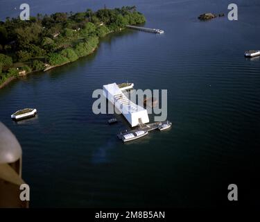 Une vue aérienne du Mémorial DE L'ARIZONA (BB-39). Objet opération/série: RIM PAC '86 base: Naval Station, Pearl Harbor État: Hawaii (HI) pays: États-Unis d'Amérique (USA) Banque D'Images