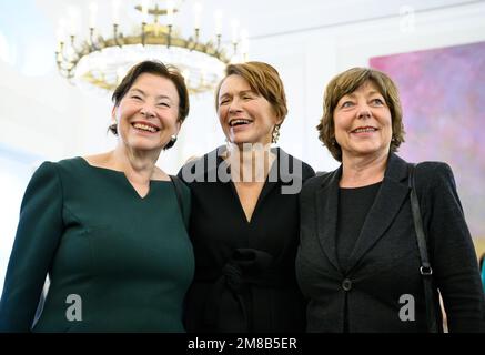 Berlin, Allemagne. 13th janvier 2023. Trois « premières dames », Eva Luise Köhler (l-r), épouse de l'ancien Président fédéral Köhler, Elke Büdenbender, épouse du Président fédéral Steinmeier, et Daniela Schadt, associée de l'ancien Président fédéral Gauck, se réunissent à la réception du nouvel an d'Elke Büdenbender au Palais Bellevue. L'épouse du Président fédéral Steinmeier reçoit les partenaires des diplomates accrédités en Allemagne, ainsi que les représentants d'organisations et d'initiatives soutenues par Mme Büdenbender. Credit: Bernd von Jutrczenka/dpa/Alamy Live News Banque D'Images