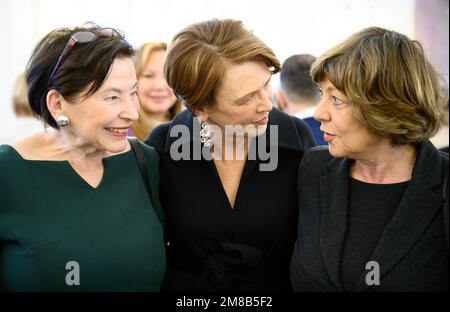 Berlin, Allemagne. 13th janvier 2023. Trois « premières dames », Eva Luise Köhler (l-r), épouse de l'ancien Président fédéral Köhler, Elke Büdenbender, épouse du Président fédéral Steinmeier, et Daniela Schadt, associée de l'ancien Président fédéral Gauck, se réunissent à la réception du nouvel an d'Elke Büdenbender au Palais Bellevue. L'épouse du Président fédéral Steinmeier reçoit les partenaires des diplomates accrédités en Allemagne, ainsi que les représentants d'organisations et d'initiatives soutenues par Mme Büdenbender. Credit: Bernd von Jutrczenka/dpa/Alamy Live News Banque D'Images