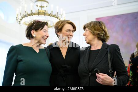 Berlin, Allemagne. 13th janvier 2023. Trois « premières dames », Eva Luise Köhler (l-r), épouse de l'ancien Président fédéral Köhler, Elke Büdenbender, épouse du Président fédéral Steinmeier, et Daniela Schadt, associée de l'ancien Président fédéral Gauck, se réunissent à la réception du nouvel an d'Elke Büdenbender au Palais Bellevue. L'épouse du Président fédéral Steinmeier reçoit les partenaires des diplomates accrédités en Allemagne, ainsi que les représentants d'organisations et d'initiatives soutenues par Mme Büdenbender. Credit: Bernd von Jutrczenka/dpa/Alamy Live News Banque D'Images