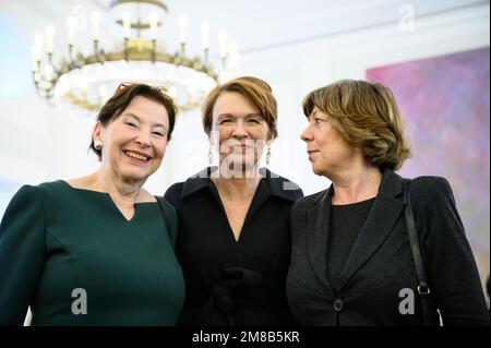 13 janvier 2023, Berlin: Trois "premières dames", Eva Luise Köhler (l-r), épouse de l'ancien Président fédéral Köhler, Elke Büdenbender, épouse du Président fédéral Steinmeier, et Daniela Schadt, associée de l'ancien Président fédéral Gauck, se réunissent à la réception du nouvel an d'Elke Büdenbender au Palais Bellevue. L'épouse du Président fédéral Steinmeier reçoit les partenaires des diplomates accrédités en Allemagne, ainsi que les représentants d'organisations et d'initiatives soutenues par Mme Büdenbender. Photo: Bernd von Jutrczenka/dpa Banque D'Images