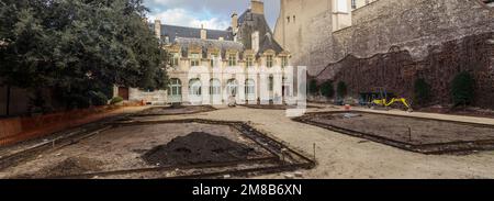 L'Hôtel de Sully, Paris, France, construit vers 1630. Le jardin d'origine, avec ses parterres et ses haies, est en cours de restauration complète Banque D'Images