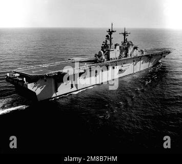 Vue à tribord du navire d'assaut amphibie WASP (LHD-1) en cours pendant les essais en mer. Pays: Golfe du Mexique Banque D'Images