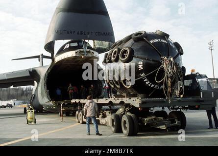 Les membres de l'escadron du port aérien 616th déchargent de l'équipement d'un aéronef Galaxy C-5B de l'escadron du transport aérien militaire 3rd sur un chargeur K. L'équipement sera utilisé pour le nettoyage de l'huile déversée par le pétrolier Exxon Valdez dans Price William Sound. Base: Elmendorf Air Force base État: Alaska (AK) pays: Etats-Unis d'Amérique (USA) Banque D'Images