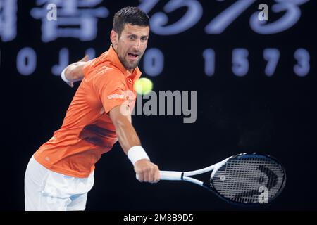 Melbourne, Australie. 13th janvier 2023. Novak Djokovic, de Serbie, en action lors d'un match de pratique d'exposition contre Nick Kyrgios, d'Australie, avec des recettes qui vont à la charité sur Rod laver Arena avant l'Open d'Australie de 2023 à Melbourne, en Australie. Sydney Low/Cal Sport Media/Alamy Live News Banque D'Images