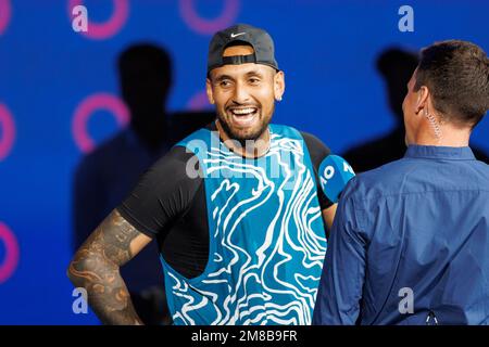 Melbourne, Australie. 13th janvier 2023. Nick Kyrgios, d'Australie, est interviewé avant un match de pratique d'exposition contre Novak Djokovic, de Serbie, avec des recettes qui vont à la charité sur Rod laver Arena avant l'Open d'Australie de 2023 à Melbourne, en Australie. Sydney Low/Cal Sport Media/Alamy Live News Banque D'Images