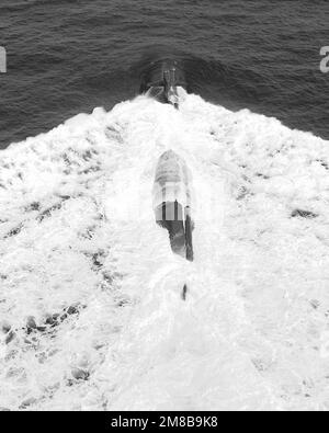 Une vue à l'arrière du sous-marin d'attaque nucléaire USS NEWPORT NEWS (SSN-750) en cours pendant les essais en mer. Pays: Océan Atlantique (AOC) Banque D'Images