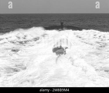 Une vue à l'arrière du sous-marin d'attaque nucléaire USS NEWPORT NEWS (SSN-750) en cours pendant les essais en mer. Pays: Océan Atlantique (AOC) Banque D'Images