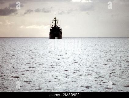 Une vue d'avant-plan du navire de sauvetage et de sauvetage USS BRUNSWICK (ATS-3) qui s'approche de l'atoll Majuro dans les îles Marshall. Le BRUNSWICK sera dans les îles pendant 90 jours tandis que son équipage sauve une épave qui bloque le port de l'île de Jaluit. Pays : Océan Pacifique (POC) Banque D'Images