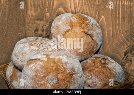 gros plan du panier avec pains faits main Banque D'Images