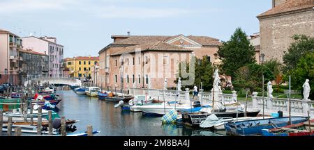 Canaux et ponts de Chioggia. Cette petite ville est connue sous le nom de la petite Venise. Banque D'Images