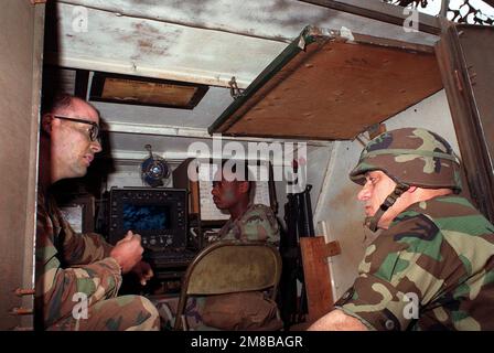 LE CHEF d'ÉTAT-MAJOR de l'armée Carl E. Vuono, à droite, écoute un exposé d'un officier d'artillerie avec la Division d'infanterie de 25th (lumière) à l'intérieur d'un abri abritant un centre de contrôle de la direction du feu. Le soldat au centre est à la dotation d'une batterie d'ordinateur qui est nous. Base: Pohakuloa zone d'entraînement État: Hawaï (HI) pays: Etats-Unis d'Amérique (USA) Banque D'Images