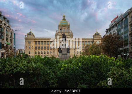 Musée national et statue de Saint Venceslas sur la place Venceslas - Prague, République tchèque Banque D'Images