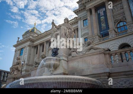 Fontaine Venceslas sur la place Venceslas en face du Musée national - Prague, République tchèque Banque D'Images